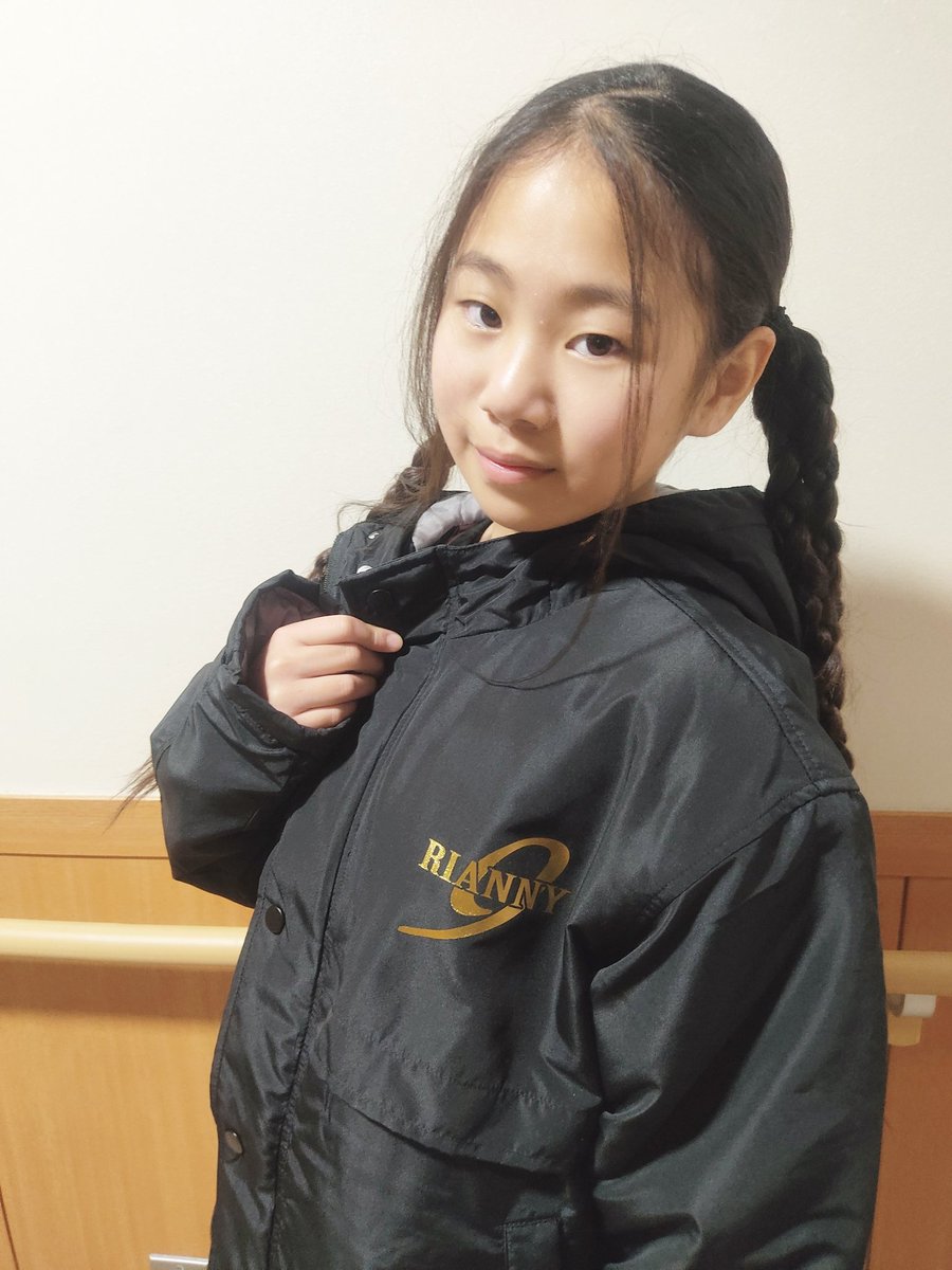 私の卒業出演者サイン入りベンチコート こんばんは🌙 明日は放送委員のお当番がんばりま〜す😄 このベンチ