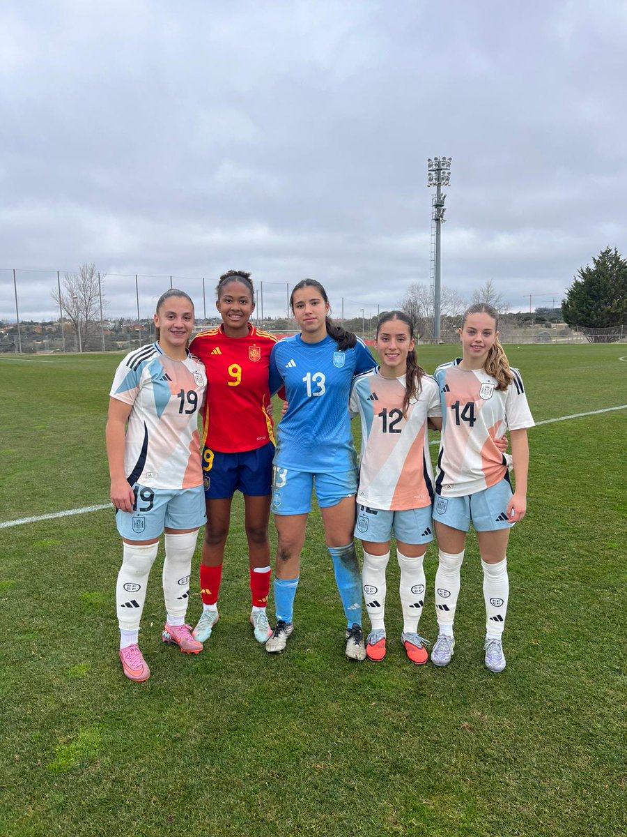 🇪🇸 Nora el Rhachoua, Rocío de la Cruz, Laura Cifuentes, Natalia Zorrilla y Ángela Vieco tras el amistoso entre la <a href="/SEFutbolFem/">Selección Española Femenina de Fútbol</a> Sub-17 y Sub-16.