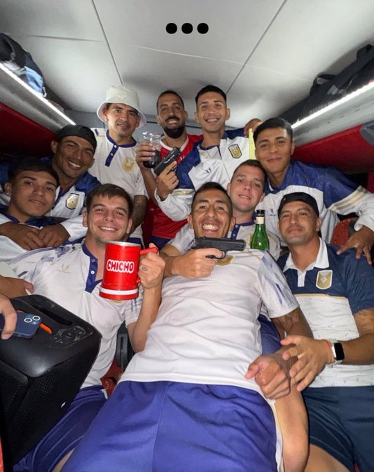 Hechosanderecho's tweet image. 🫢Trancu el festejo de Tucumán Central después de meterse en la final de la Región Norte, en el Torneo Regional Amateur.
La foto que publicó en sus redes uno de sus jugadores