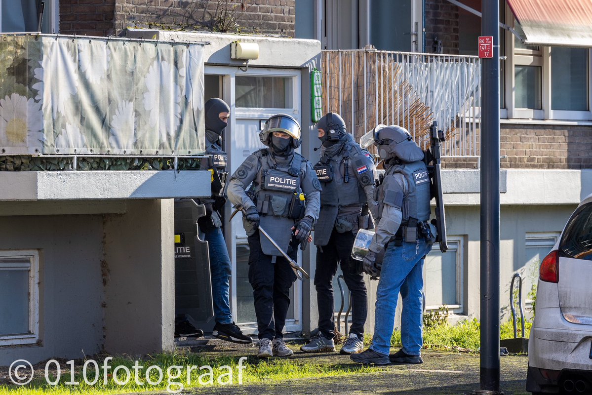 Arrestatieteam valt woning binnen in Schiedam