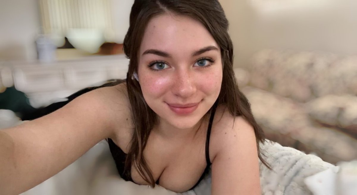 OutdoorBrooke's tweet photo. Be honest, could you ever love a chubby mum like me? https://t.co/9wR04chmx1