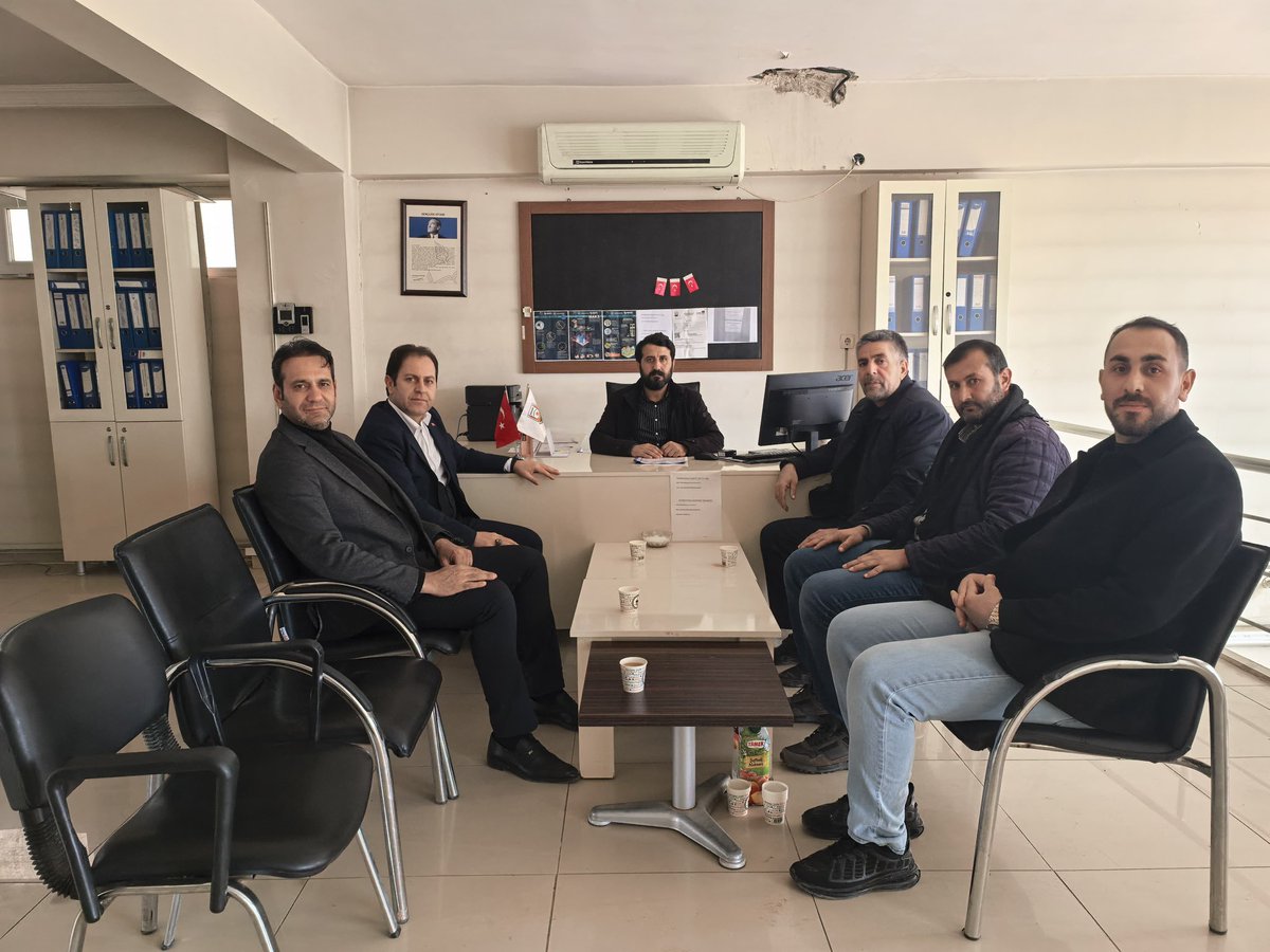 📍Ziyaret 

İlçe Başkanımız Selahaddin Eyyüb Toprak, yönetim kurulu üyelerimiz ile birlikte Mahmut Turgut Bey’i ziyaret ettiler.

Samimi bir ortamda gerçekleşen ziyarette karşılıklı sohbet edilerek görüş alışverişinde bulunuldu. 

Misafirperverlikleri için Mahmut Turgut Bey’e