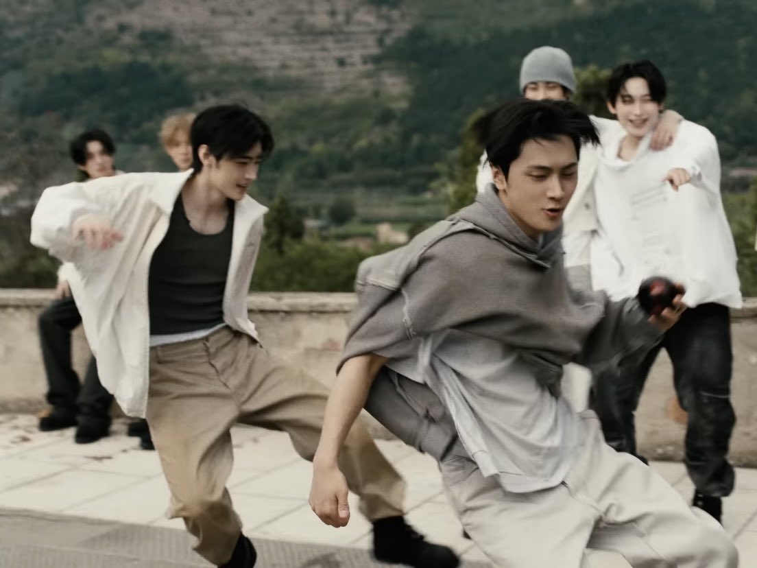 dailybnw's tweet image. WHAT IS GOING ON