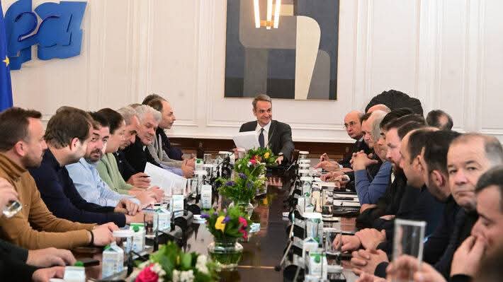 xristosnik7's tweet photo. Τελικά μάλλον ο μοναδικός αγρότης σε αυτήν την συνάντηση είναι ο πρωθυπουργός ο οποίος παίρνει και επιδοτήσεις...🤣🤣🤣🤣🤣🤣🤣🤣🤣 https://t.co/Ygd0iHSr81