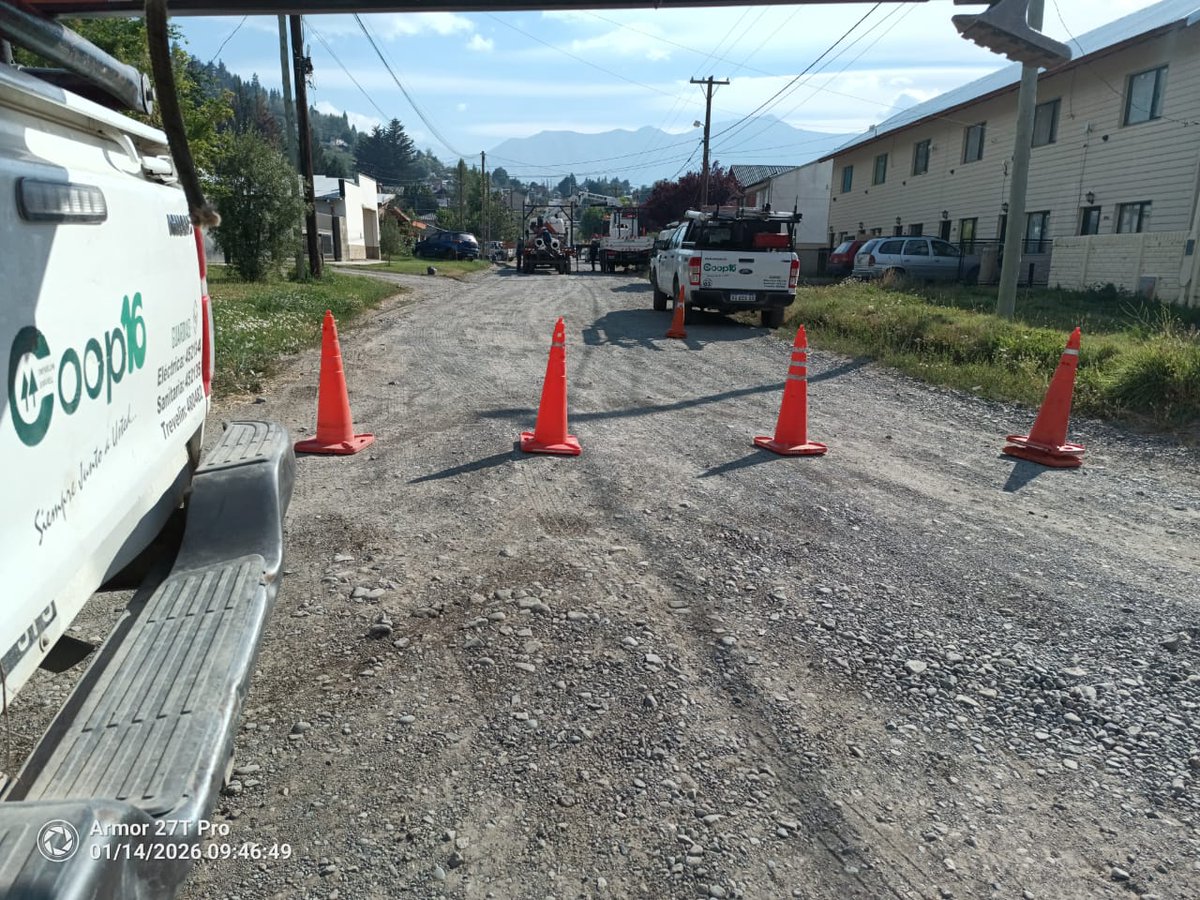 COOP16Ltda's tweet photo. 📌⚡️ Ahora - Corte Programado de Energía Eléctrica de 10.30 hs a 13.30 hs

👷‍♂️ Se están desarrollando tareas de instalación de columnas de hormigón para extensión de red de media tensión urbana.

⚠️ Solicitamos precaución por tránsito cortado en Perito Moreno y Desalojo del 37. https://t.co/zdGA8i2YgL