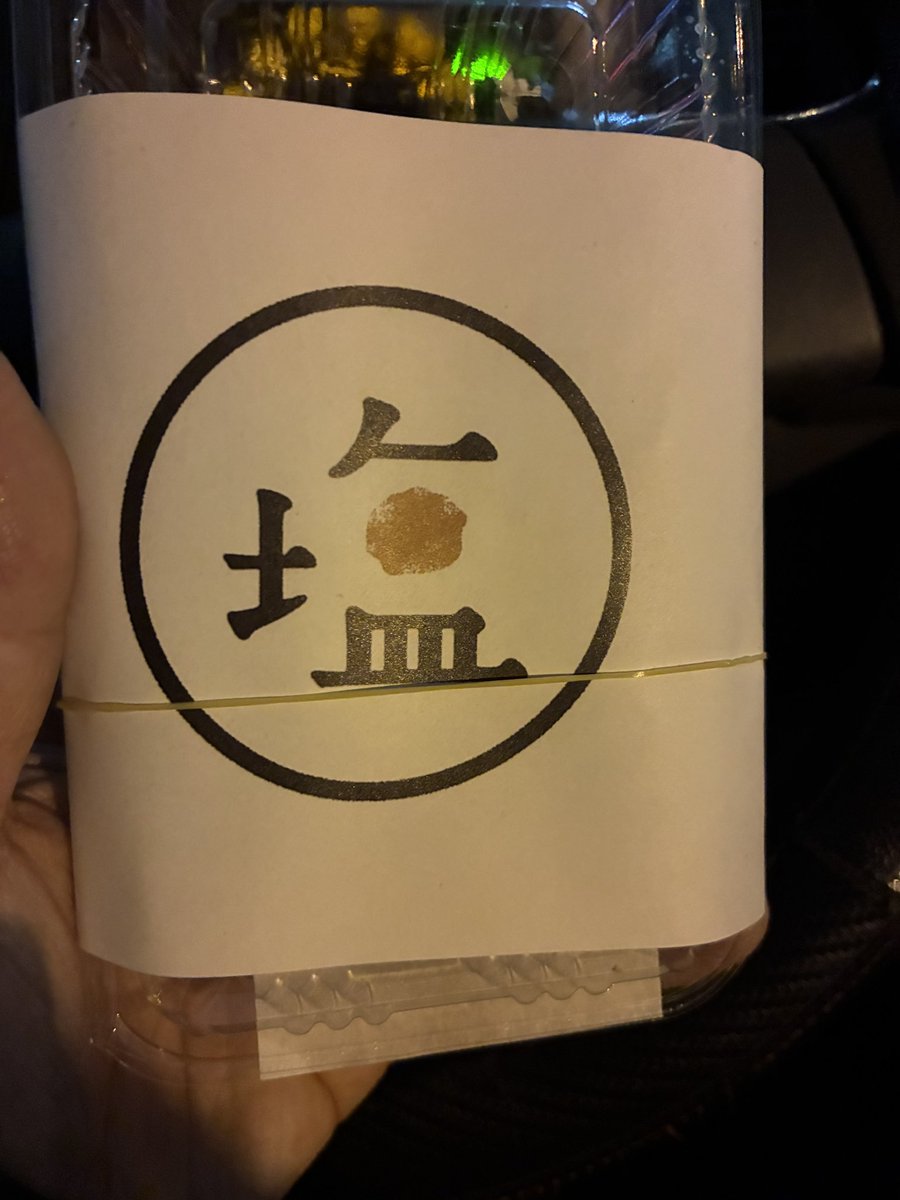 orb20man's tweet image. 夜ピークで腹減ったのでピックついでに鶏皮を買ってみたけどこれは美味い😋
そのあとまたピックあったのでニンニク味も食べてみたけど、こちらは揚げたてを食べてみたい🧄