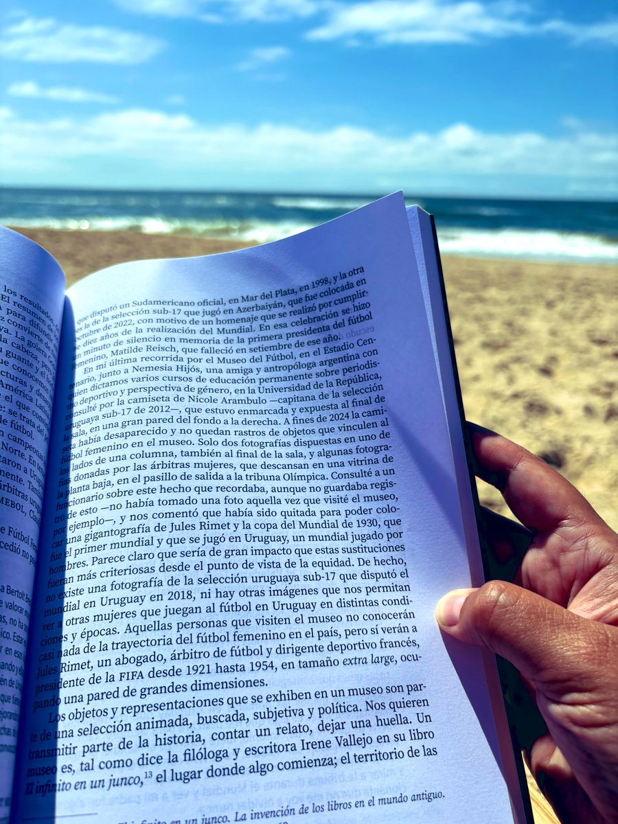 Qué brutal lo que escribe <a href="/paty_pujol/">Patricia Pujol</a> sobre el Museo del Fútbol en su libro Pateando barreras: el fútbol jugado por mujeres ocupa un espacio de apenas 45 x 40 cms, el tamaño de 2 fotos. 

Qué difícil construir futuro cuando no recordamos a todas las mujeres que hicieron historia.