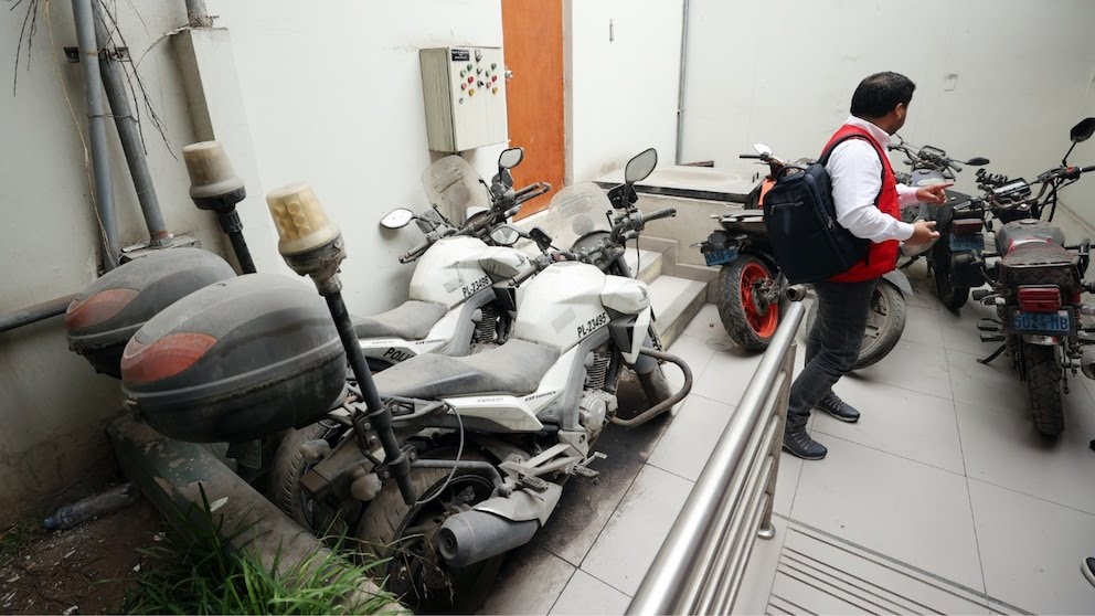 ¡ALERTA NACIONAL!
EL ABANDONO DE NUESTRA SEGURIDAD ES GRAVE 

Un reciente operativo de la Contraloría General de la República revela una realidad ESCANDALOSA que pone en riesgo a todos los peruanos:

❌ 1,730 vehículos policiales inoperativos
❌ 1,823 computadoras malogradas u