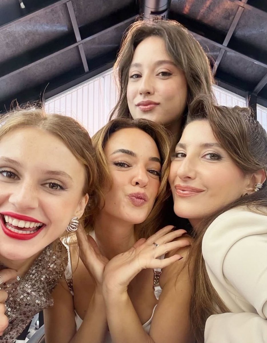 nazvspz's tweet image. kadınlarımızın yıldız gibi parladığı dizimizi reyting kaygısı olmadan izlemek istiyorum 

RüyaGibi GünDeğişikliği