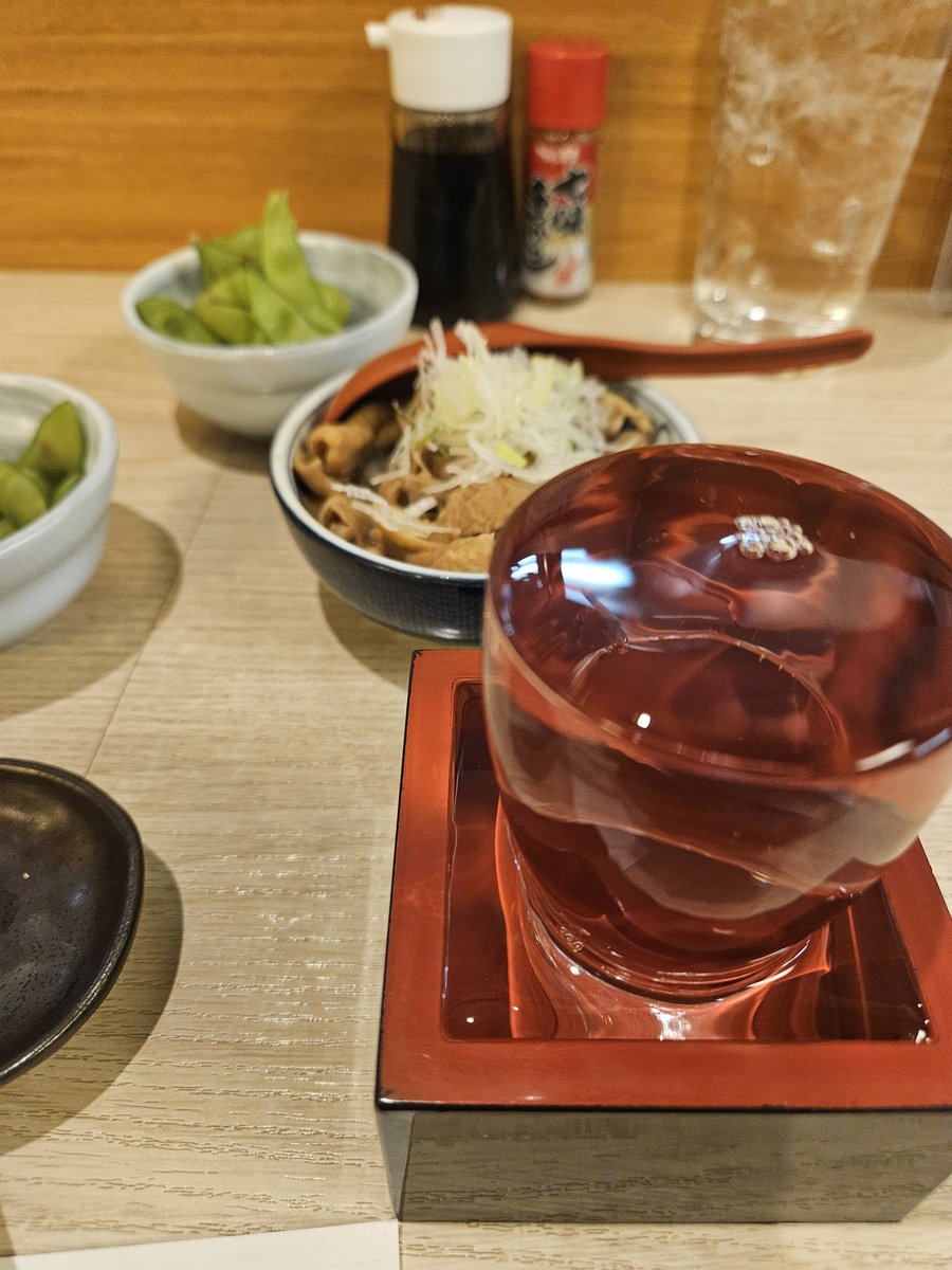 新中野 あじいち
前を通るといつも賑わってる店がオープン直後だったので吸い込まれるように中へ。地元感が味わえる店。980円の得々セットはビールと枝豆、お通しとモツ煮がついてくる。店の人も親切なのがわかったので時間できたらまた飲みに行きたい