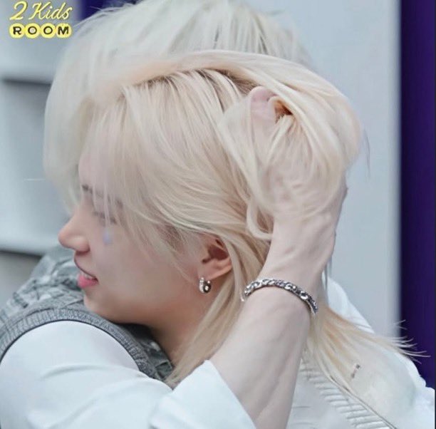 hyvniepies's tweet image. since this pic is making the rounds again can we all agree that chn is a hair puller