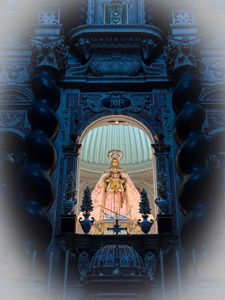 La Virgen del Rosario, Patrona de Cádiz, fue vestida en la noche de ayer con ocasión de la festividad de la Candelaria, que celebraremos el próximo 2 de febrero, en la que, gaditanos, niños y mayores visitarán a la Madre en su camarín y pasarán bajo su manto, como es la costumbre