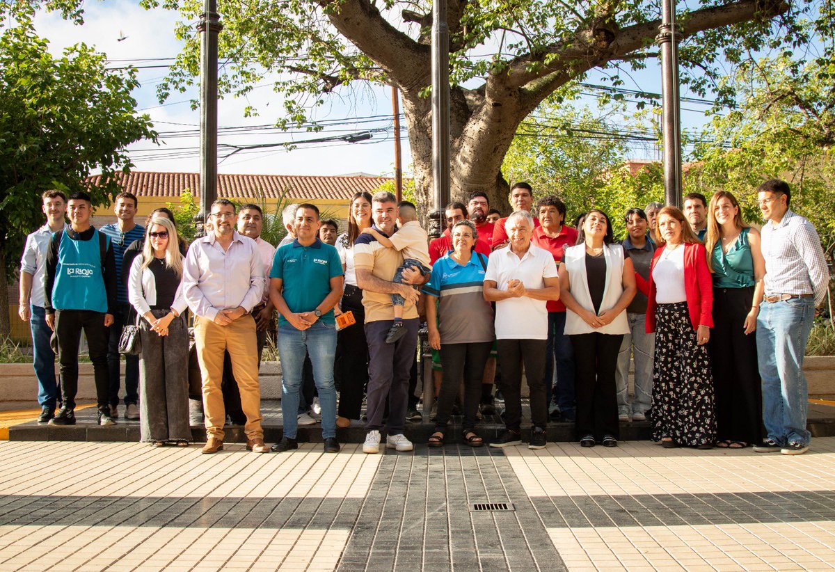 Hoy tuvimos una hermosa visita…

El pequeño Mateo, espera todos los días en la puerta de su casa a nuestros recolectores de RESIDUOS y se ganó el corazón de todos! 

Acompañados del EQUIPO de SANIDAD y GIRSU, vivimos un ENCUENTRO humano y sensible.

¡GRACIAS por acompañarnos!