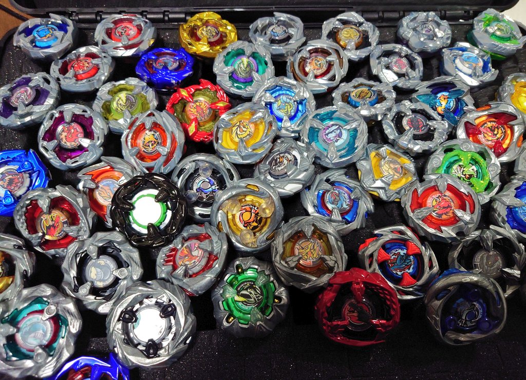 kannoke6's tweet image. 甲冑着て武器で殴り合ったりベイブレードやカードゲームで遊んでる友達しかいねぇ