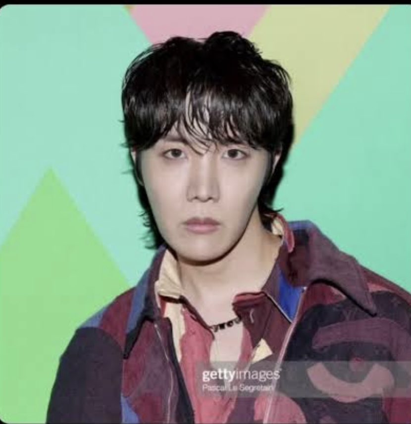 povhillssss's tweet image. jhope fans hating on Ariana…yall have bigger things to worry about