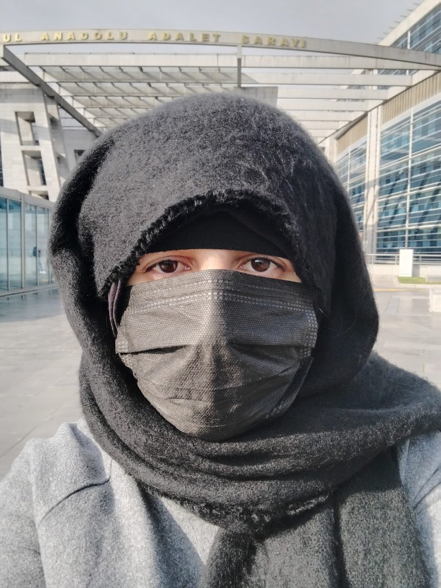 Bugün 14 Ocak, dışarıdaki dondurucu soğuğa rağmen saatlerdir bu binanın önündeyim. Yıllardır babası tarafından istismar edilen kızım için adalet arayışındayım.Hayata karşı güvenimi yitirdim ama annelik mücadelemi yitirmedim. Adalet yerini bulana kadar her sabah bu kapıda olacağım