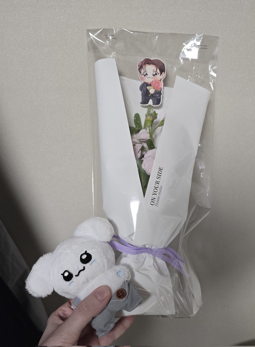 the flower shop was such a cute idea!! it was decorated very cutely &amp; prettily, the combination of the delicate theme &amp; the colours was so beautiful... very touched about the meaningful flower that was chosen.. i wish i could take it home :((

#승준이라는_계절에피어난_봄 #승준로