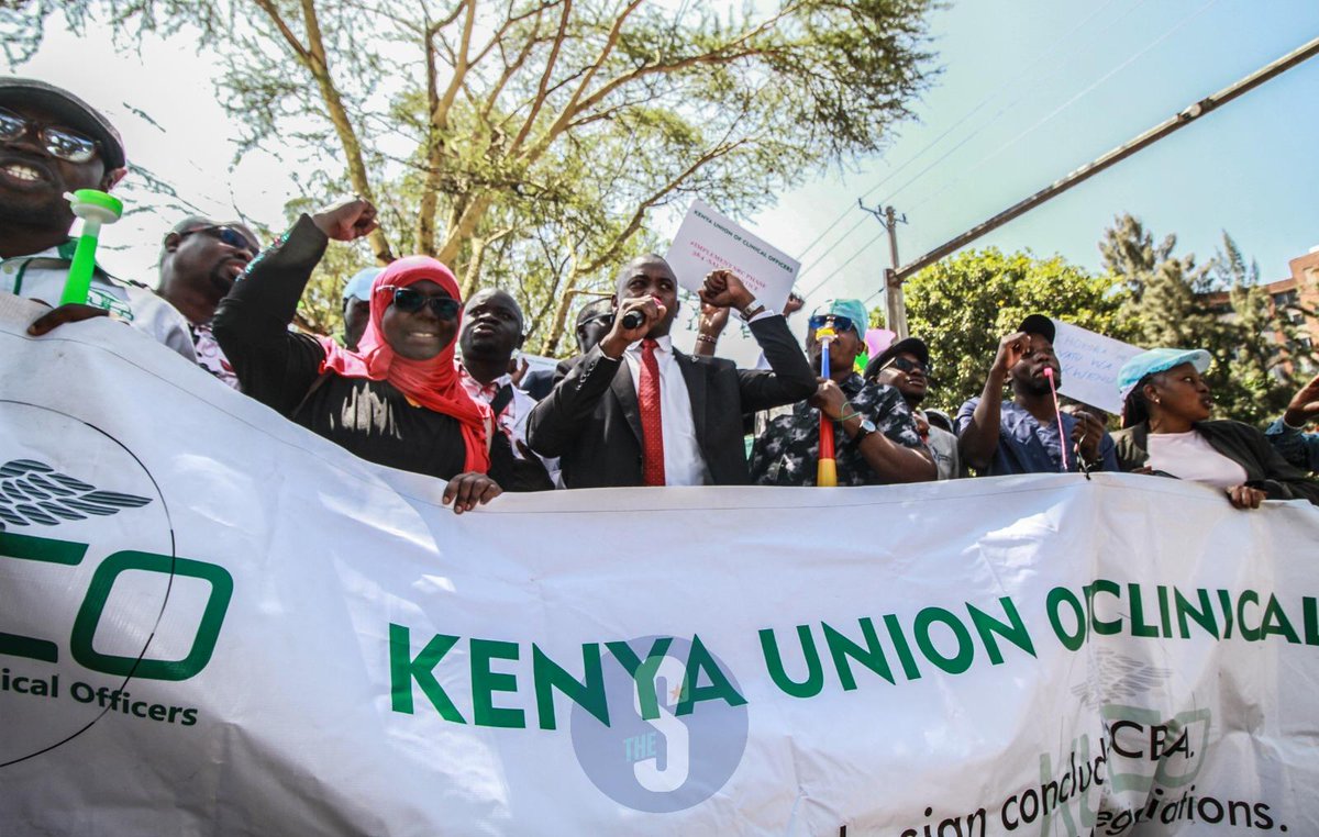 TheStarKenya's tweet photo. Kenya Union Of Clinical Officers General Secretary, George Gibore with the Union Chairman, Peterson Wachira join other clinical officers in protesting outside Afya House over the delay by the Ministry of Health to implement the CBA.
📸ENOS TECHE https://t.co/As48qGAfFU