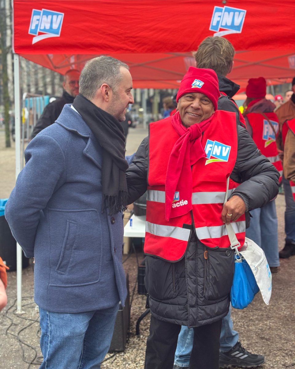 Hogere bonussen voor bankiers en bezuinigingen op de zorg en sociale zekerheid van de werkende klasse.

Dat zijn de eerste keuzes die D66, CDA en VVD nu maken. Keuzes waar gewone mensen de rekening voor betalen.

De SP staat wel aan de kant van de werkende klasse. Samen schaffen