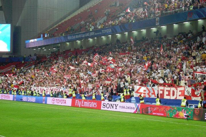 simonradow's tweet photo. @noticiapincha Bajaban porque a muchísimos nos tocaba ir arriba de esa tribuna lateral, era la ubicación comprada. Pero se hinchó la pija y etc.
Había gente en todas las tribunas. https://t.co/DpPwGWBN87