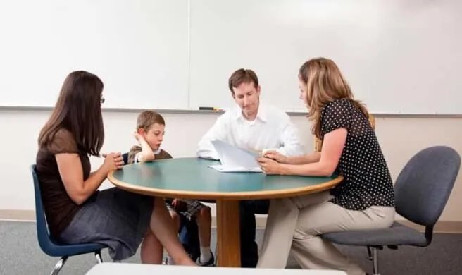 Velilerin, öğretmenler hakkında CİMER'e yazdığı bazı şikayetler:

• Dün saat 23.30’da ödevle ilgili soru sordum. Hoca hanım çevrimiçi olduğu halde cevap vermedi, görüldü attı.

• Hoca kırmızı kalemle hata düzeltiyormuş. Kırmızı renk şiddeti ve kanı çağrıştırıyor. Çocuğumun