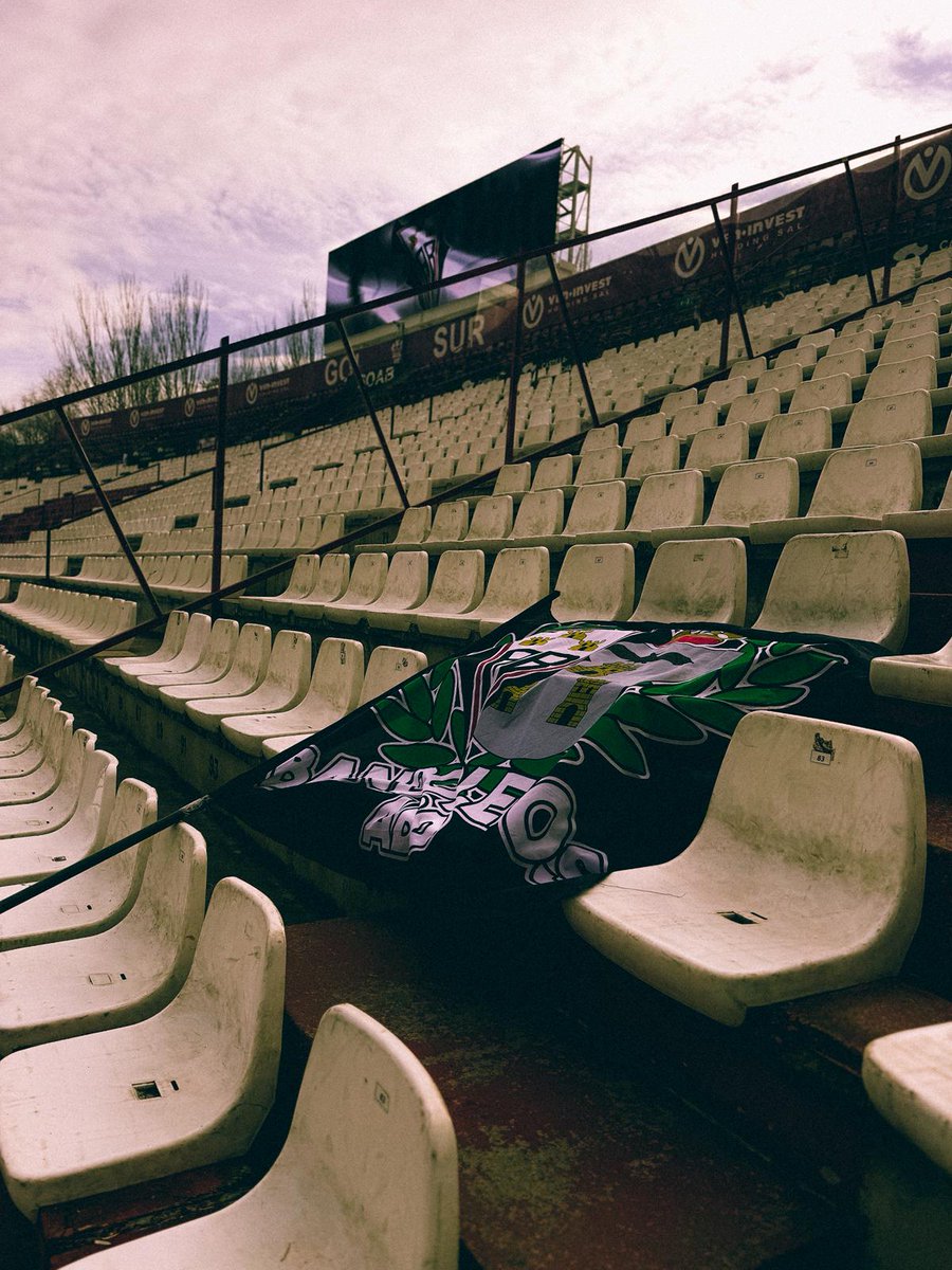 Afinad la garganta y que suenen fuertes las palmas.
¡𝗔𝗟𝗕𝗔𝗖𝗘𝗧𝗘 𝗡𝗨𝗡𝗖𝗔 𝗦𝗘 𝗥𝗜𝗡𝗗𝗘!