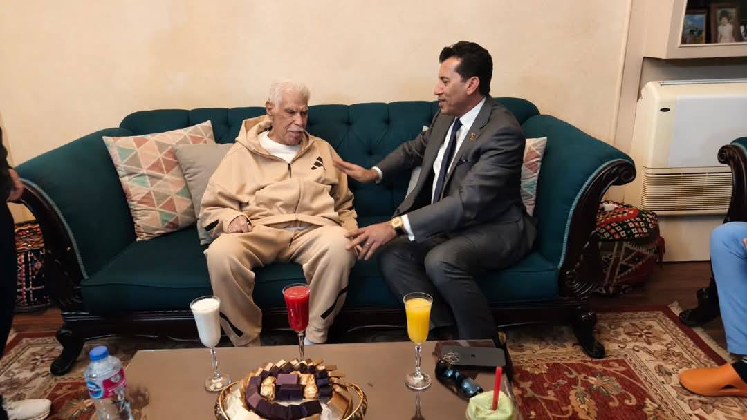 الشروق| الدكتور أشرف صبحي وزير الشباب والرياضة يزور الكابتن حسن شحاتة في منزله للاطمئنان على حالته الصحية بعد خروجه من المستشفى 