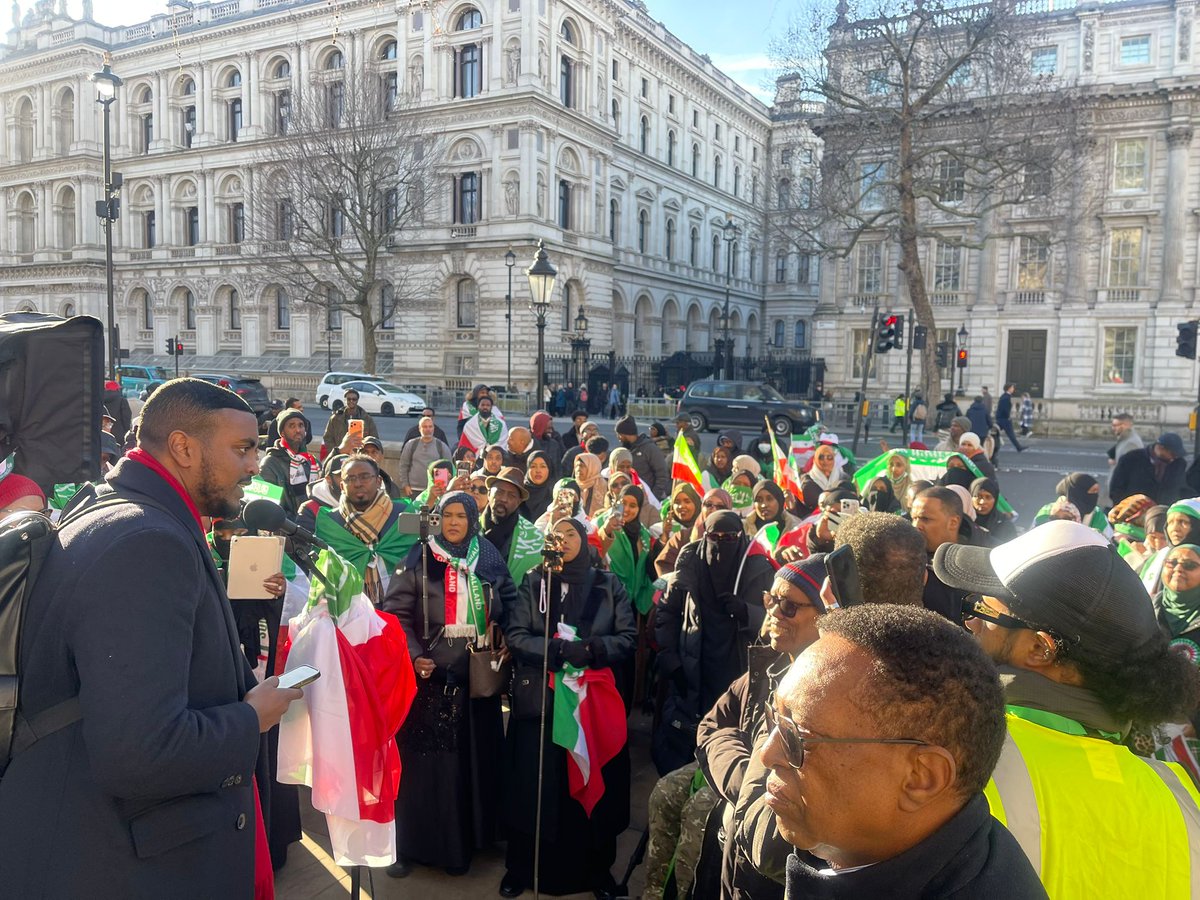HornDiplomat's tweet image. HAPPENING NOW at Downing Street — thousands from the #Somaliland community and its allies have gathered in solidarity with the people of the Republic of Somaliland, demanding the right to self-determination and calling on the United Kingdom to re-recognise Somaliland, its former…
