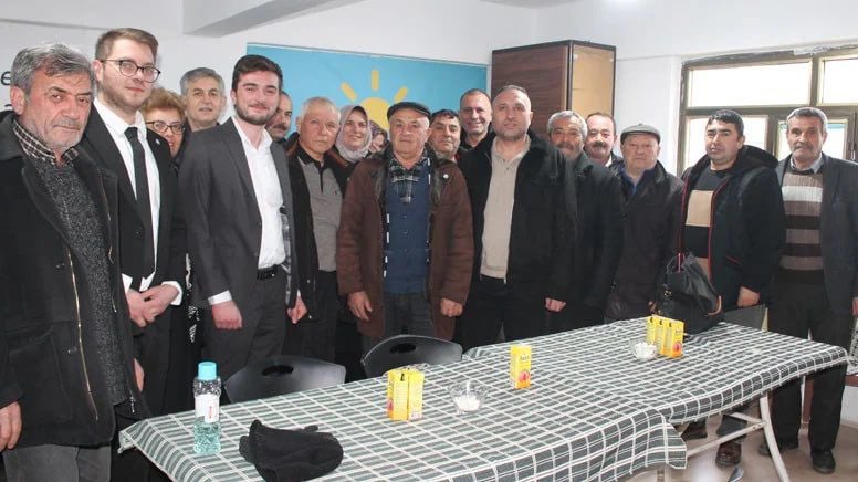 Afyonkarahisar’ın Çay ilçesinde MHP’li 2 Belediye Meclis Üyesi, partisinden istifa etti:

“Gelinen noktada, Türk milliyetçiliğini temsil ettiğini iddia eden MHP yönetiminin; milletin hassasiyetlerini hiçe sayan ‘Terörsüz Türkiye Süreci’ adı altında yürütülen ve terörle arasına