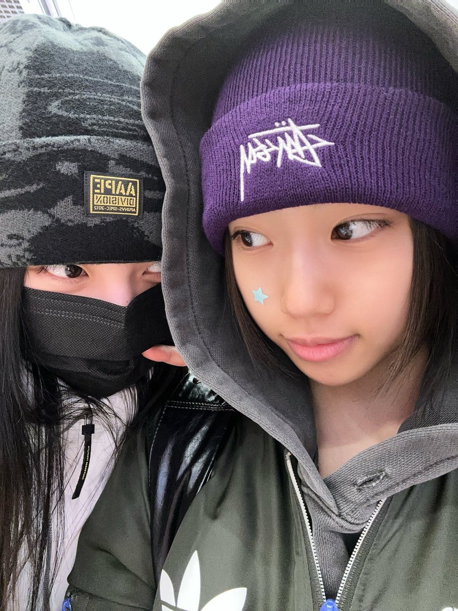 코코 앤나 타삐오카 셀카 온도차이 보실 분

세비랑은 이렇게                            정은이랑은
코엽게 찍는데                         세상 힙하게 찍음