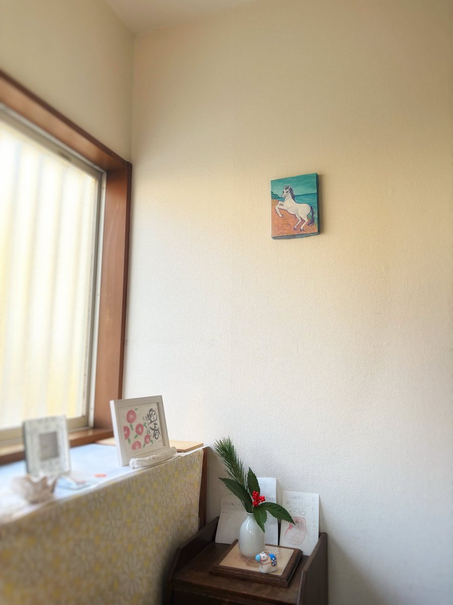年賀状用に描く干支の絵を毎年実家の玄関に飾ってくれる父と母。
甥っ子姪っ子が成長するにつれて家族の作品が年々増えて、今年もまた賑やかさがパワーアップしていました☺️🐎
