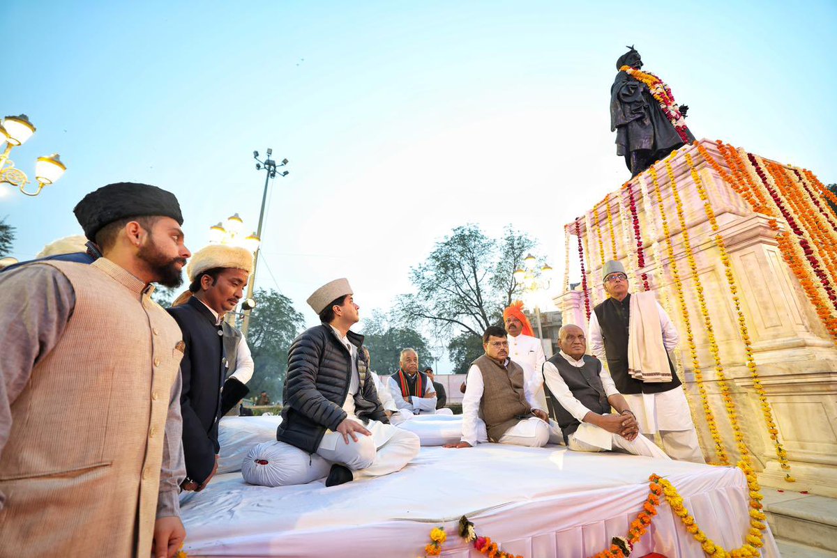 JM_Scindia's tweet photo. आज, ‘पानीपत शौर्य दिवस’ के अवसर पर ग्वालियर के अचलेश्वर चौराहा स्थित मेरे पूज्य पूर्वज और पानीपत युद्ध के वीर योद्धा महाराज महादजी सिंधिया जी की प्रतिमा पर पुष्पांजलि अर्पित कर उन्हें नमन किया।

पानीपत का वह युद्ध हमें सिखाता है कि राष्ट्र के लिए दिया गया बलिदान कभी पराजित नहीं होता, वह कालजयी प्रेरणा बन जाता है।वीर मराठा शहीदों के अदम्य साहस, त्याग और स्वाभिमान को कोटि-कोटि नमन।