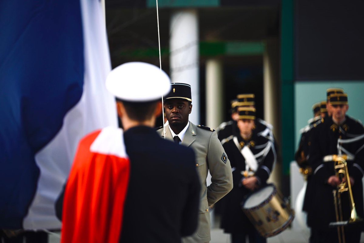 GuiGab92's tweet image. Voir le drapeau s’élever lors d’une prise d’armes, c’est penser à celles et ceux qui servent, mais aussi à ceux qui sont tombés.
C’est un moment de silence, de respect et de mémoire, qui rappelle pourquoi on s’engage et qui on sert : la France.