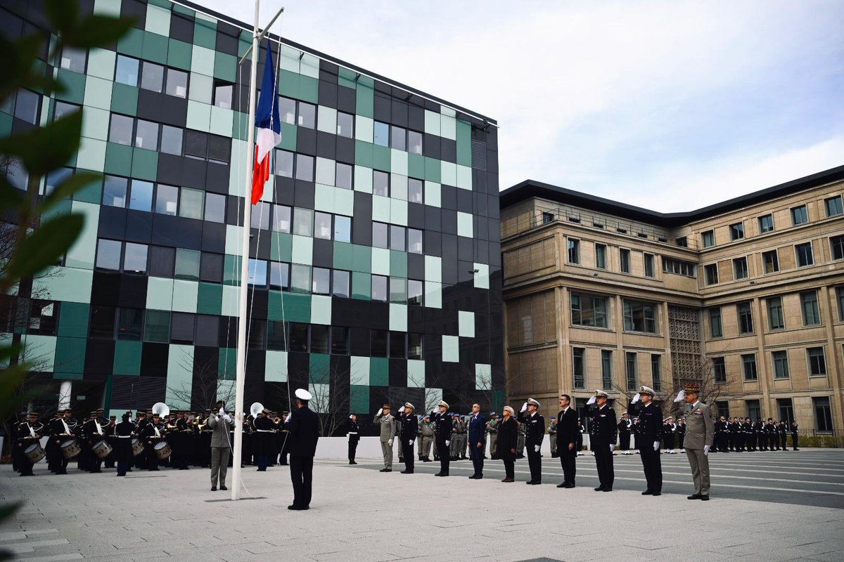 GuiGab92's tweet image. Voir le drapeau s’élever lors d’une prise d’armes, c’est penser à celles et ceux qui servent, mais aussi à ceux qui sont tombés.
C’est un moment de silence, de respect et de mémoire, qui rappelle pourquoi on s’engage et qui on sert : la France.