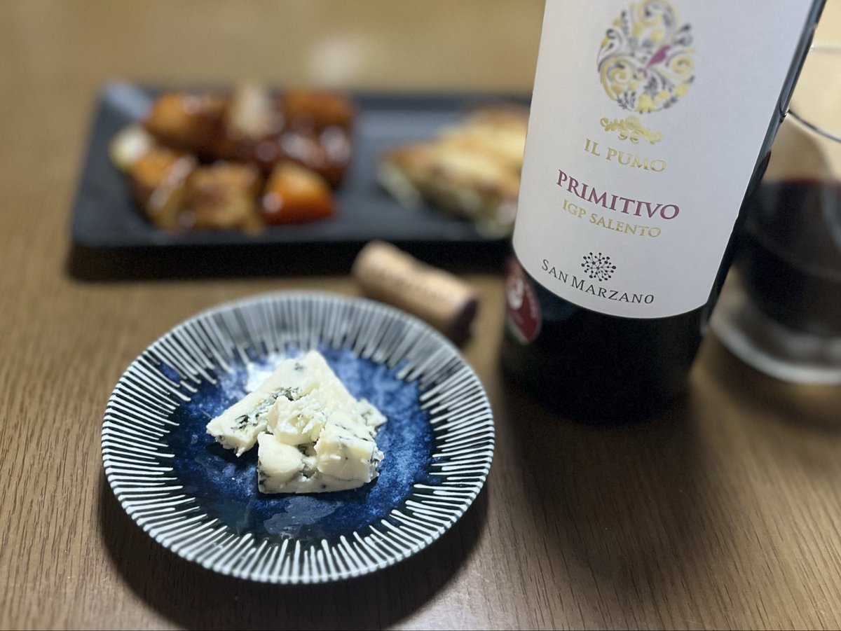 通訳の仕事始め案件、終了。
2日間座学でパナガイドだったから、現場通訳より発声疲れ少なめで良き。
ただ出勤時にまた腰が… 退社後はすぐ病院へ行きリハビリ40分。
帰宅後はQuizletで通訳まわりの勉強、
湯船で腰筋をほぐし、
お手頃価格のフルボディと久々のロックフォールでサクッとお疲れ様会🍷