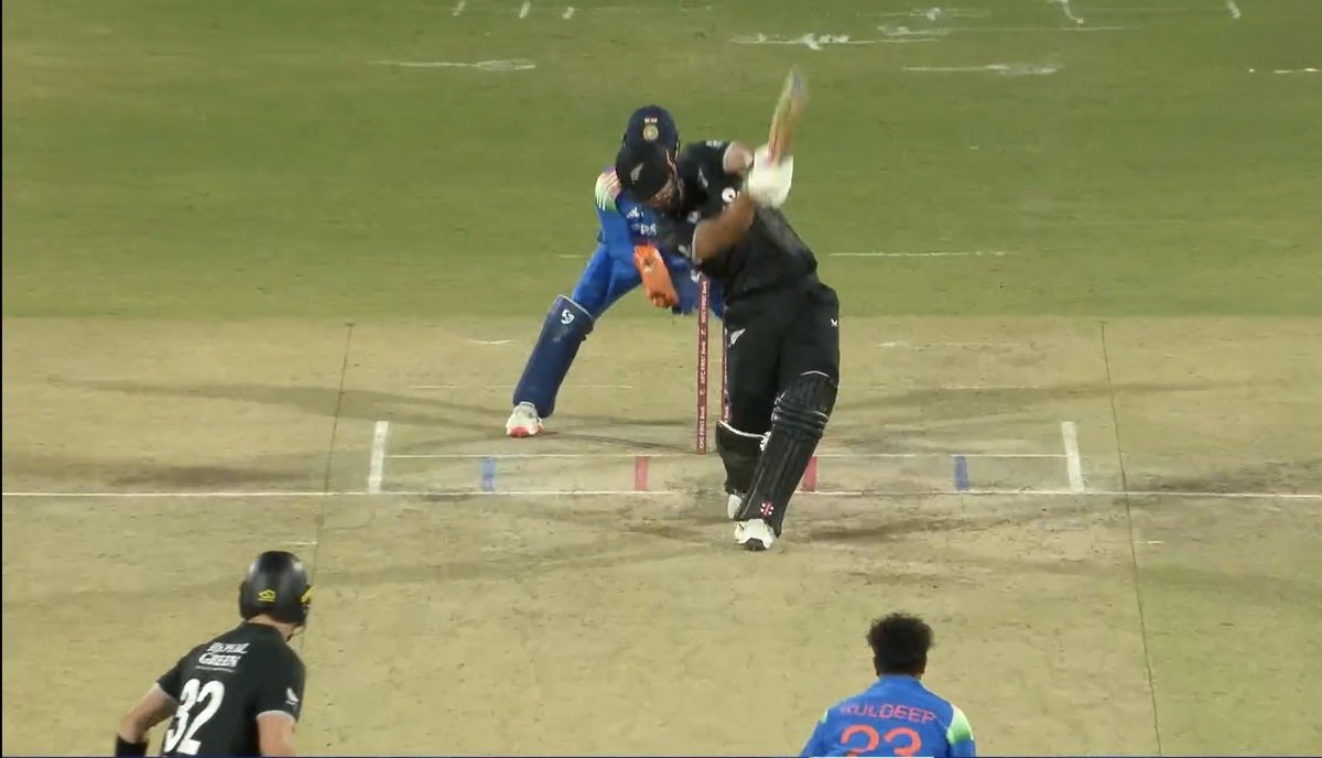 ashwinravi99's tweet image. Daryl Mitchell is easily one of the most cerebral cricketers going around, maximises his potential using his wonderful game awareness.

Case in point : One of the rare batters that is prepared to step down the wicket to spinners like Varun, Kuldeep etc.

Steps out hits Kuldeep…