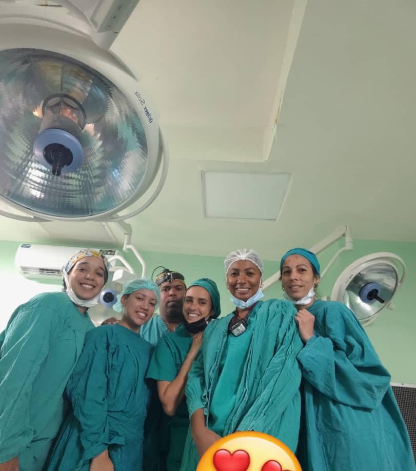 👩‍⚕️🧑‍⚕️El equipo de Otorrinolaringología de nuestro Hospital Militar Central "Dr. Carlos J. Finlay" de regreso al salón quirúrgico.
Que cada jornada sea esa felicidad profunda de volver a servir a nuestro pueblo desde donde pertenecemos.
#FARCuba 🇨🇺
