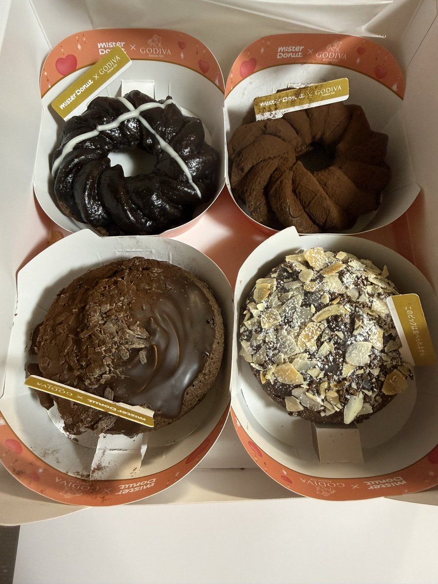 ミスド×GODIVAコラボ
美味しそう😋あと、箱可愛い♡
明日の朝食べよ〰️🎶
#ミスド #GODIVA