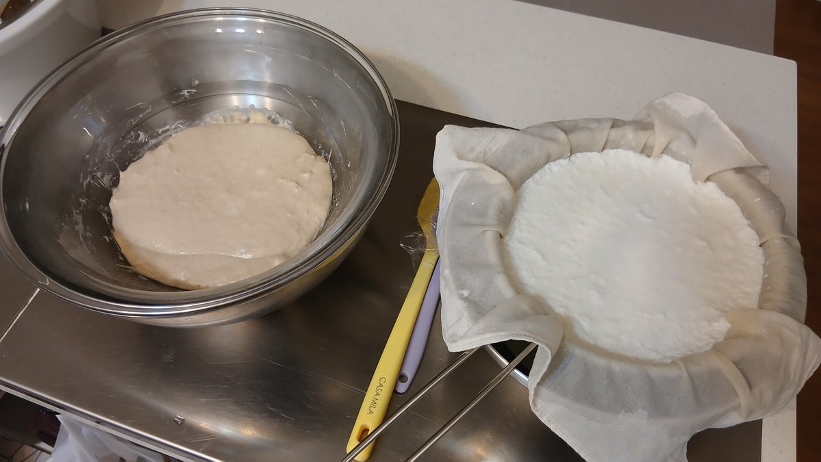 本日はここまで。
いろいろと準備が整ったから明日からはもう少しスピードが上がるはず。
作業の傍ら朝焼くパンの生地をこねてオーバーナイト発酵。
右は久々に生クリームと牛乳、レモンで作ったクリームチーズです。
お疲れさまでした。