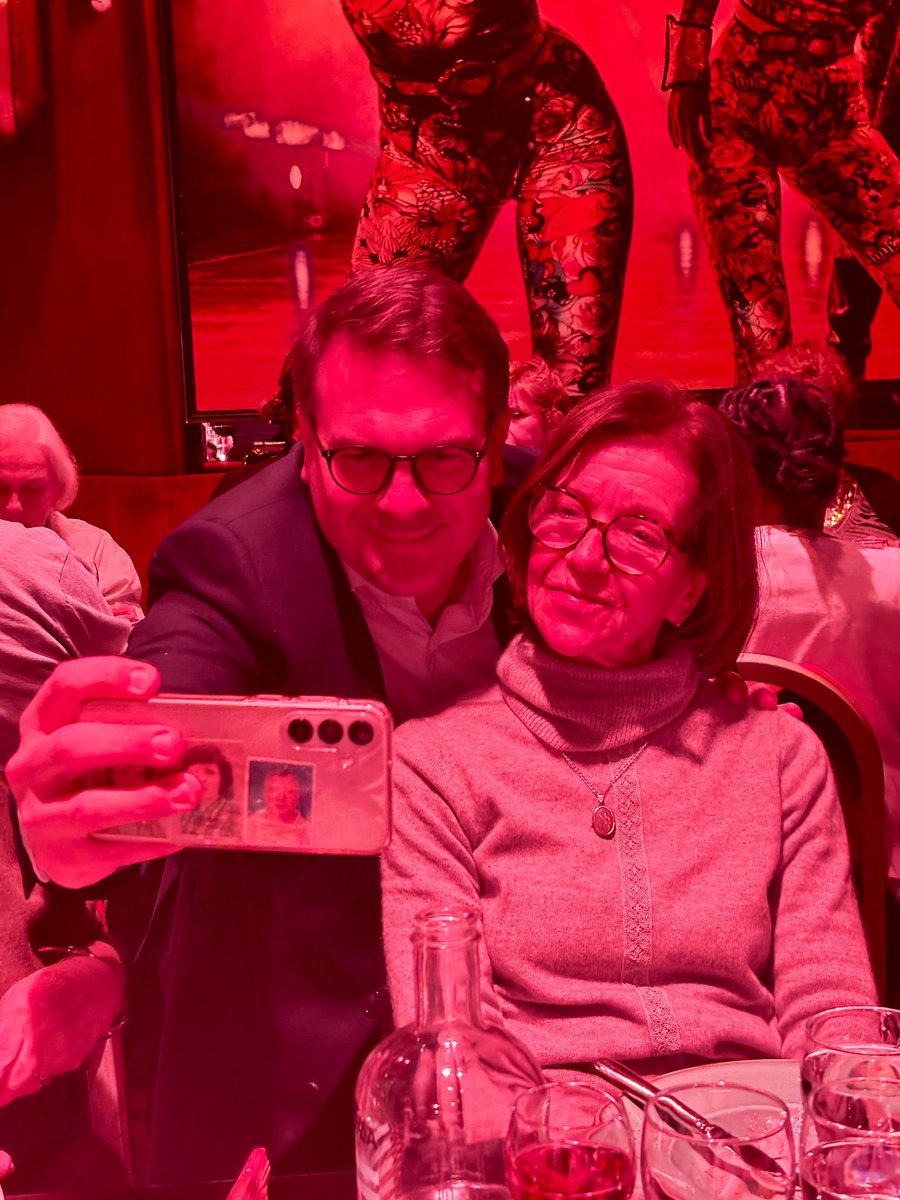 geoffroyboulard's tweet image. La nouvelle année avec nos seniors 🤍

Spectacle Bollywood au Palais des Congrès  et déjeuner cabaret pour les seniors #Paris17 #Paris8 avec le Centre d’action sociale de la Ville de Paris

🎂 Puis, visite à Hélène et Michel, 101 ans et toujours aussi engagés avec @hjacquemont17