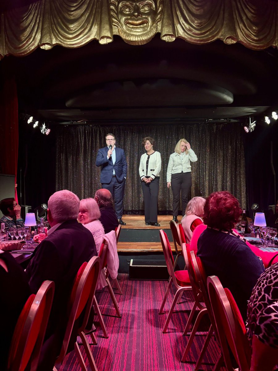 geoffroyboulard's tweet image. La nouvelle année avec nos seniors 🤍

Spectacle Bollywood au Palais des Congrès  et déjeuner cabaret pour les seniors #Paris17 #Paris8 avec le Centre d’action sociale de la Ville de Paris

🎂 Puis, visite à Hélène et Michel, 101 ans et toujours aussi engagés avec @hjacquemont17