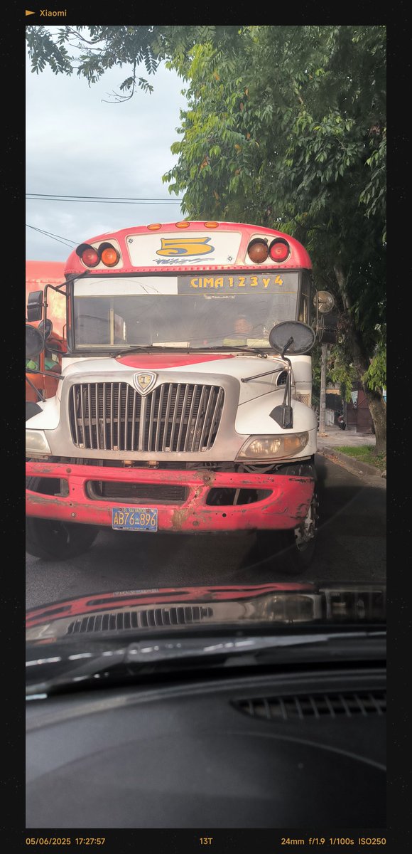 ebgranillo's tweet photo. @NoticieroHechos Conociendo al conductor que no respeta las leyes de tránsito no era de esperar esto, conduce en sentido contrario el motorista ya de avanzada edad y aún así no respeta la ley de tránsito https://t.co/09rMYXaJn8