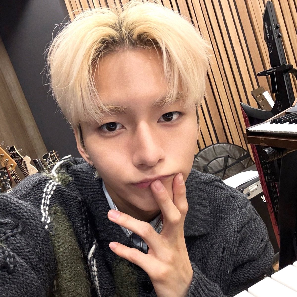 Infinitecherry_'s tweet image. Pose centilnya konsisten banget 😭 
Dia merasa imut kali ya pose gitu makanya diulangi terus