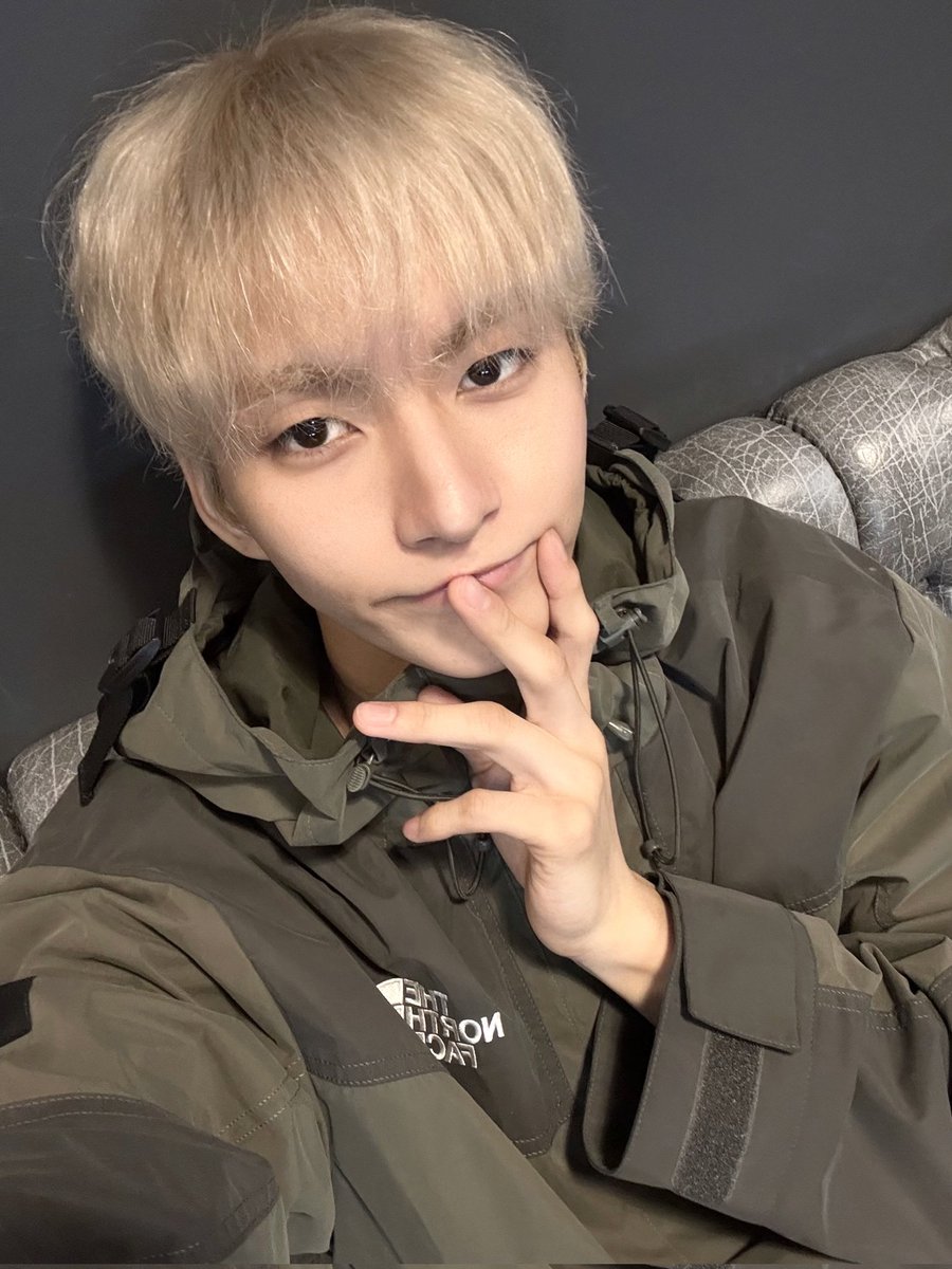 Infinitecherry_'s tweet image. Pose centilnya konsisten banget 😭 
Dia merasa imut kali ya pose gitu makanya diulangi terus