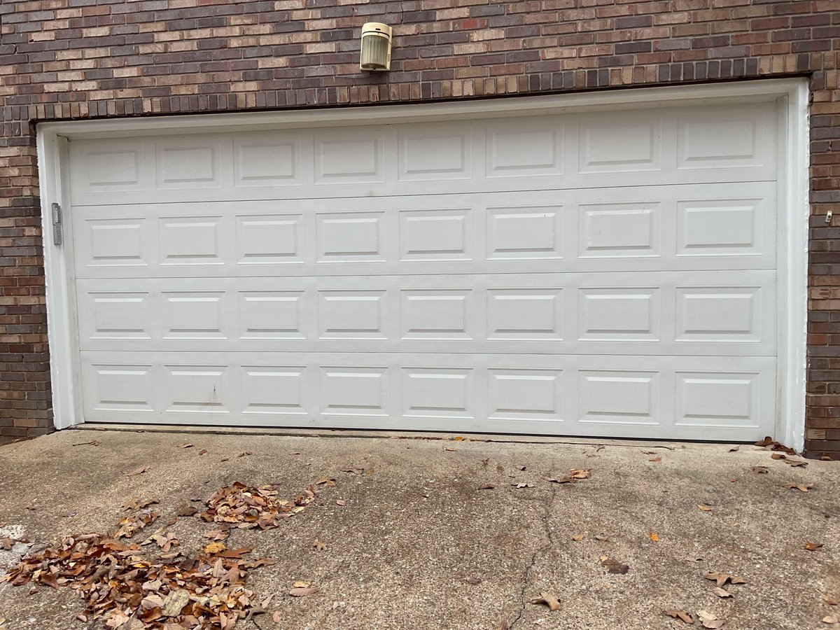 AccessDoorComp's tweet image. The Ainsworth family in Chattanooga called us when a broken garage door spring brought their day to a halt. Broken springs can make your door unsafe and impossible to lift—but our team got there fast and handled it safely and efficiently. 💪