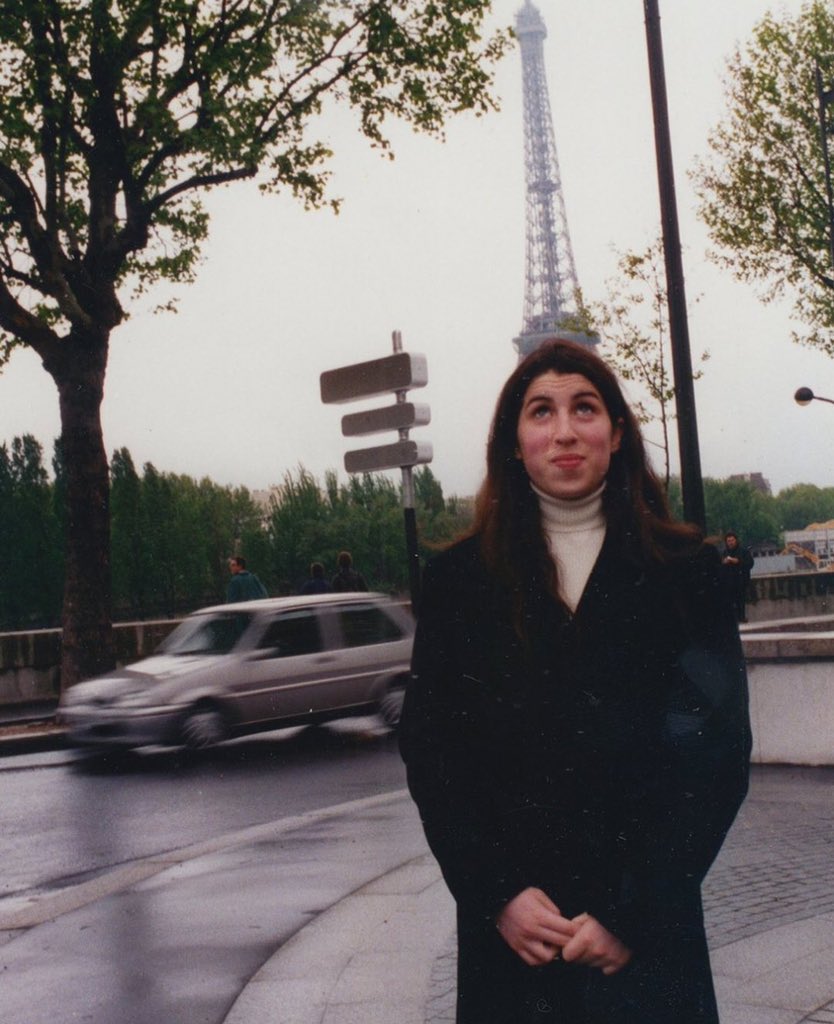 PopCulture2000s's tweet image. amy winehouse in paris, 1998.