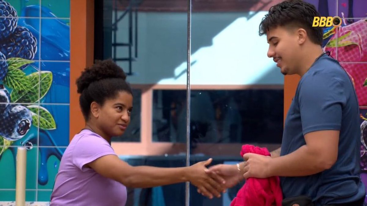 Dantinhas's tweet photo. Pedro foi cumprimentar Milena com um abraço e a sister o advertiu.

Milena: "Se eu tiver um namorado ou marido e ele cumprimentar com beijinho e abraço, eu não vou gostar. Aprenda isso: é aperto de mão. Você é casado, presta atenção! Primeiro que homem casado não cumprimenta mulher! E olha que não sou bonita que nem todo mundo." #BBB26
