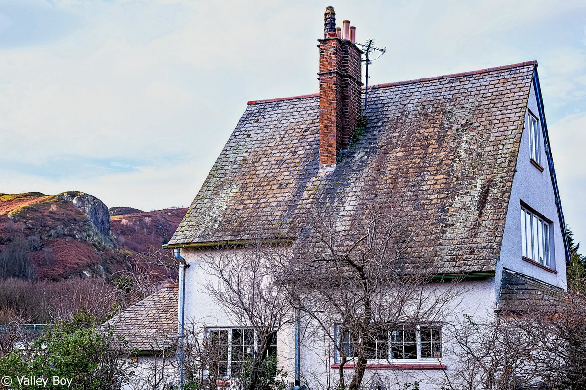 BJRoberts's tweet photo. Two rural views from my leisurely stroll around the Conwy Morfa area, this dry and bright January morning. @Ruth_ITV @WalesCoastPath @NWalesSocial @northwaleslive @OurWelshLife @northwalescom @AllThingsCymru #Conwy #Morfa #LeisurelyStroll #Cottage #Owls #JanuaryMorning #Wales https://t.co/JAcRy1OPMW