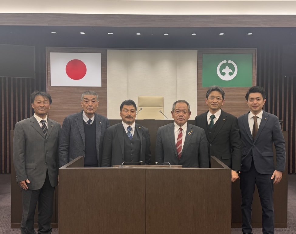 本日から茨城県にて市議会会派の視察。初日は土浦市。中学校の部活動のあり方について学びました。
土浦市は国の実証事業として、段階的な地域移行を進めています。納得したのは「移行」ではなく、「展開」という発想。少子化が加速する中、富士宮市にフィードバックできるよう研究を続けていきます。