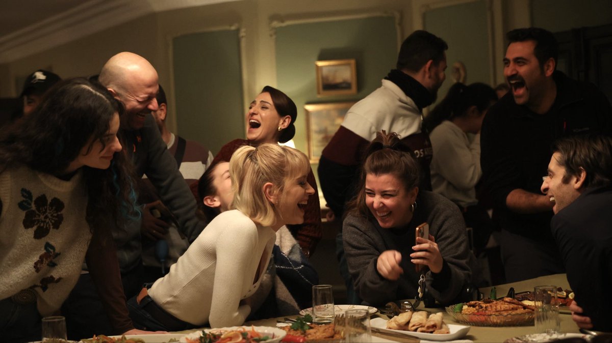 Yeni bölüm için geri sayım devam ederken, #Veliaht’ın 16. bölümünün kamera arkası fotoğrafları 🎬😍

<a href="/ShowTV/">Show TV</a> <a href="/farocompany/">FARO</a> <a href="/GoldYapim/">Gold Film</a>